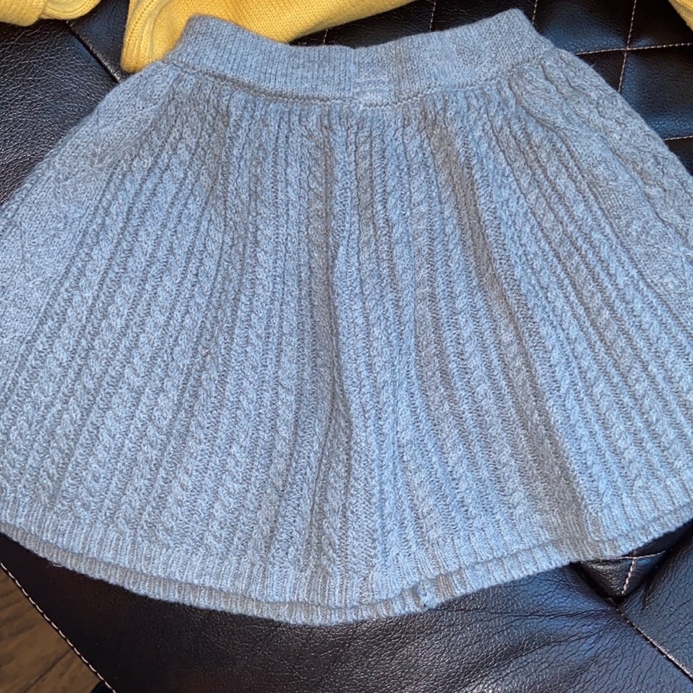 Cute Sweater/Skirt Set Size - Picture 2 of 2